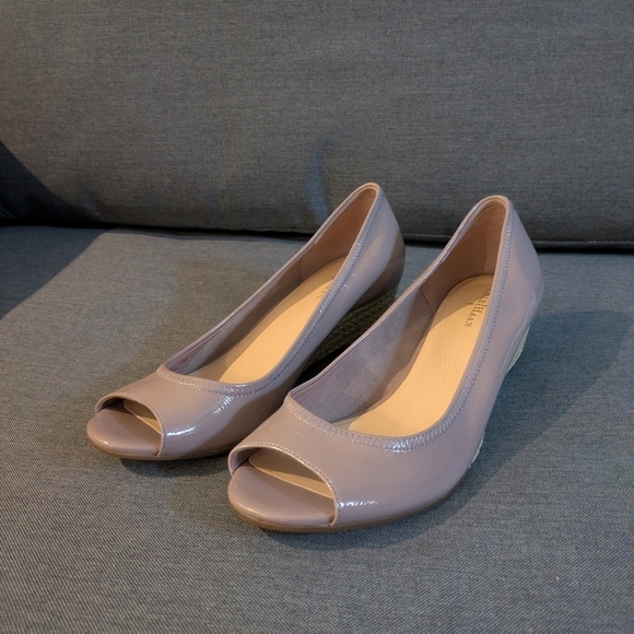 Tan Peep-Toe Heels with Classic Silhouette - Picture 2 of 9